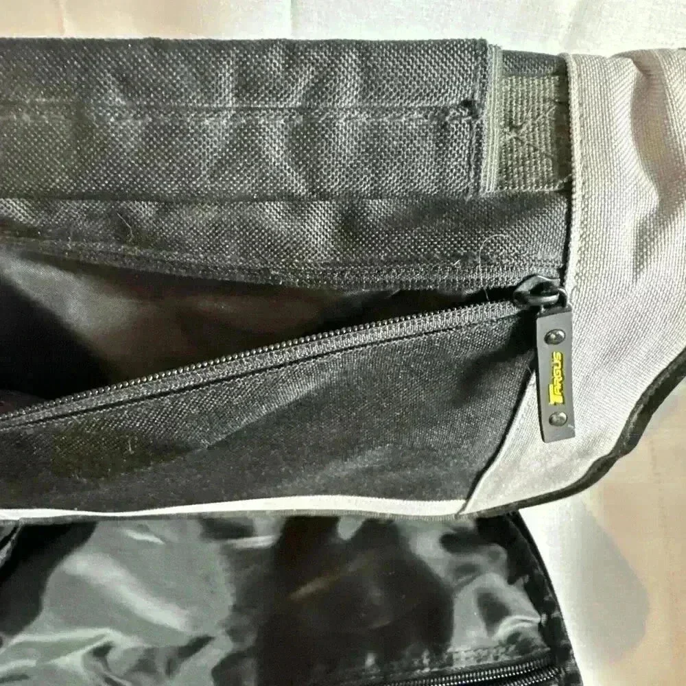 Targus City Gear Mini Messenger Bag Case for iPad, Tablet, Notebooks DVD w/Strap